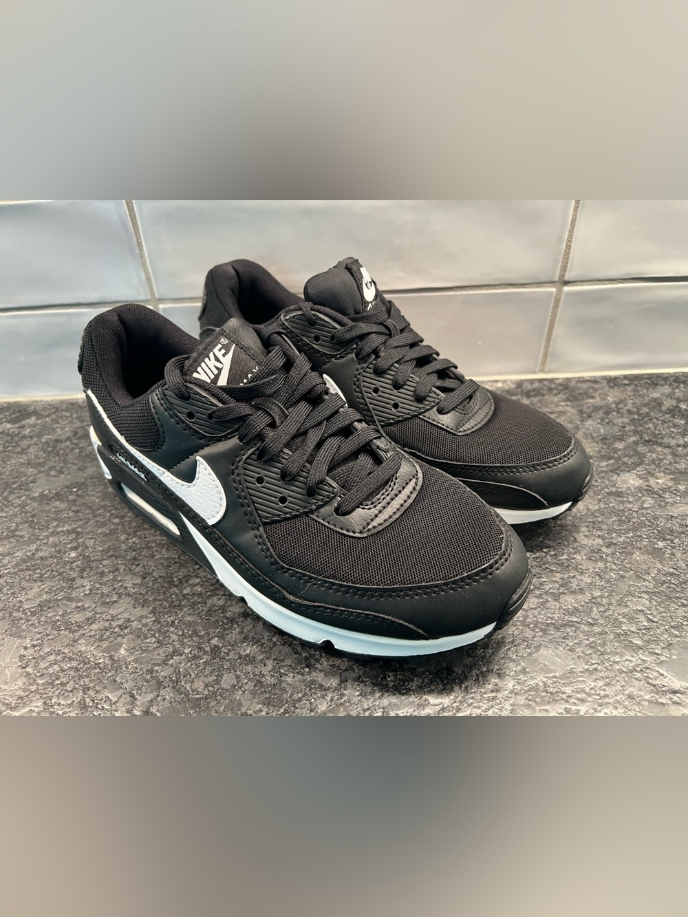 Nike Air Max Woman’s Black & White Low-Top Sneakers size 9.5 - Picture 2 of 9